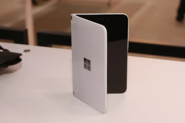 Surface Duo của Microsoft có thể sẽ được ra mắt vào tháng 7 - Ảnh 1.