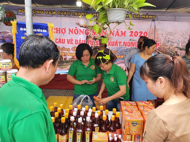 Người dân kéo nhau mua rau, quả sạch tại phiên chợ nông sản Đà Nẵng - Ảnh 3.