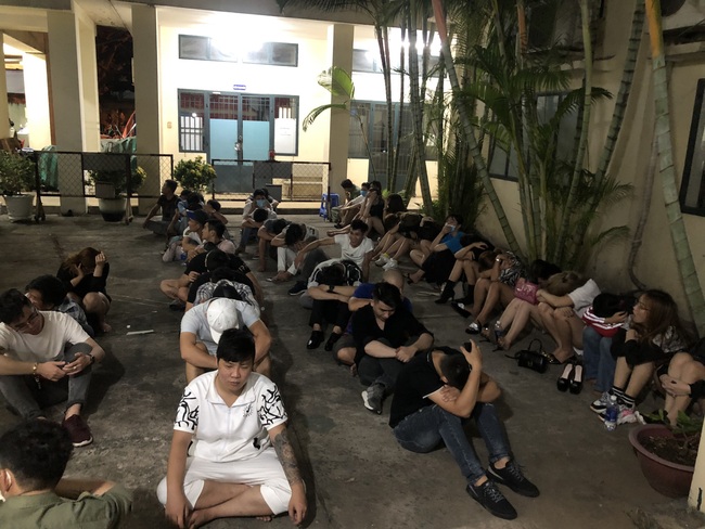 Kiểm tra quán bar lớn nhất quận Bình Tân phát hiện có hàng chục dân chơi dương tính chất ma tuý - Ảnh 11.