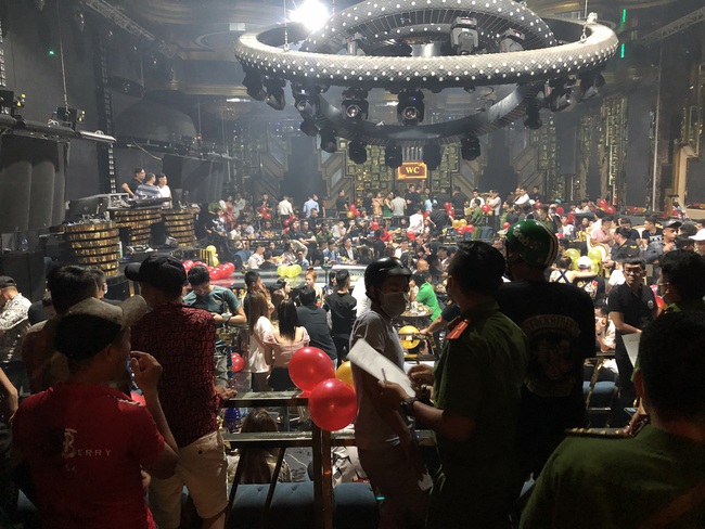 Kiểm tra quán bar lớn nhất quận Bình Tân phát hiện có hàng chục dân chơi dương tính chất ma tuý - Ảnh 4.