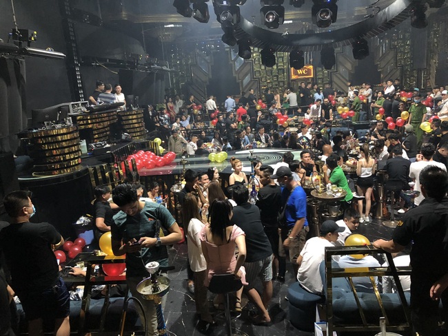 Kiểm tra quán bar lớn nhất quận Bình Tân phát hiện có hàng chục dân chơi dương tính chất ma tuý - Ảnh 3.