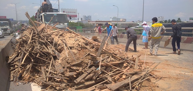 Xe tải rớt bánh lật trên quốc lộ 1A, nhiều người thoát chết, giao thông ùn ứ kéo dài - Ảnh 1.