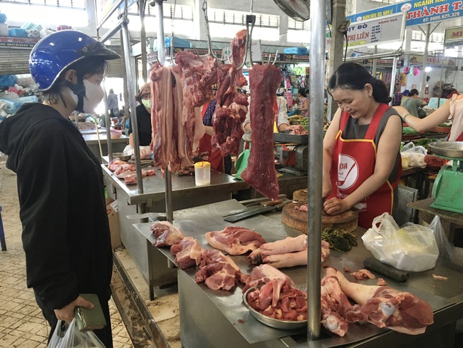 Đà Nẵng: Giá heo hơi giảm nhưng thịt ngoài chợ vẫn cao ngất ngưỡng - Ảnh 1.