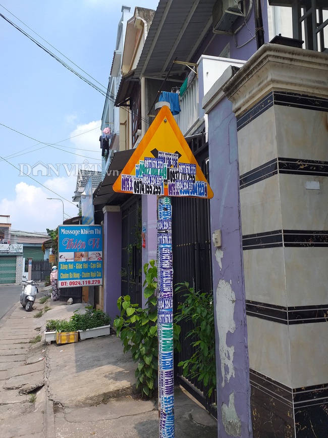Một biển báo trên đường số 9, phường An Bình, TP. Dĩ An bị dán đầy quảng cáo, nhếch nhác.