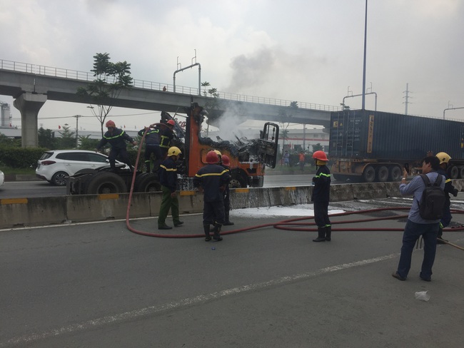Xe container bốc cháy dữ dội, tài xế thoát chết trên Xa lộ Hà Nội - Ảnh 2.
