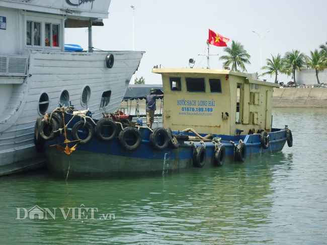 Giá nước sạch bất ngờ tăng, hàng trăm tàu du lịch kêu cứu - Ảnh 1.