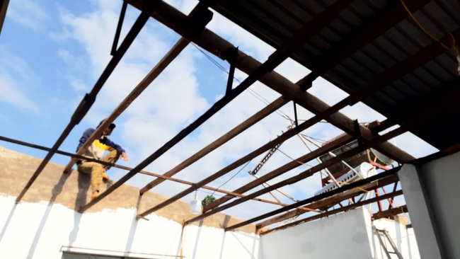 Đắk Lắk: Nhiều mái nhà, trại chăn nuôi bị gió lốc cuốn bay  - Ảnh 1.