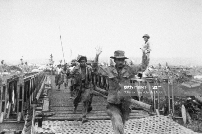 Khoảnh khắc tuyệt vọng của tù binh Pháp bị bắt ở Điện Biên Phủ - Ảnh 1.