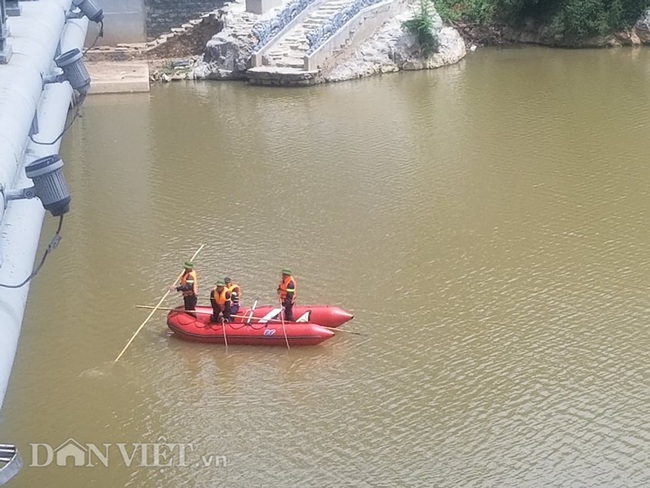 Lạng Sơn: Lực lượng cứu hộ &quot;đội nắng&quot; tìm vớt người đàn ông nhảy cầu  - Ảnh 1.