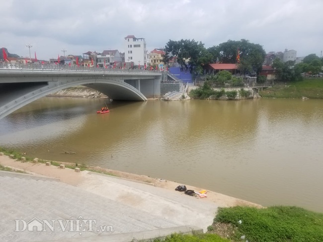 Lạng Sơn: Lực lượng cứu hộ &quot;đội nắng&quot; tìm vớt người đàn ông nhảy cầu  - Ảnh 4.