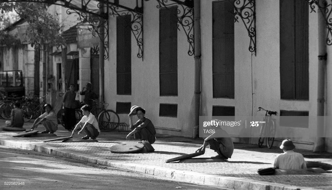 Ảnh để đời về Hà Nội trong đạn bom năm 1967 - Ảnh 1.