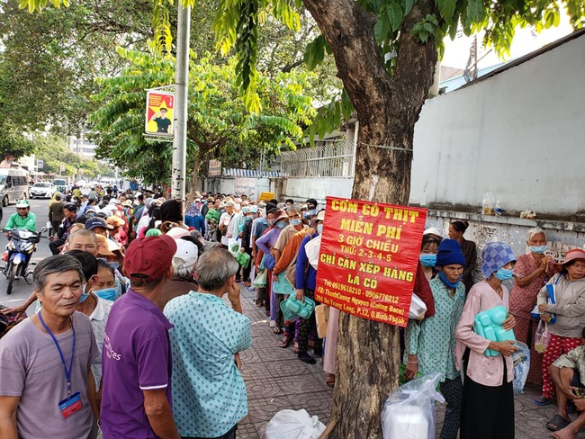 Cặp vợ chồng hết lòng vì người nghèo - Ảnh 2.