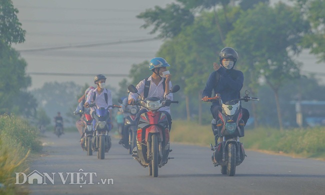 Khói trắng mù mịt bủa vây khu dân cư do người dân đốt rơm  - Ảnh 18.