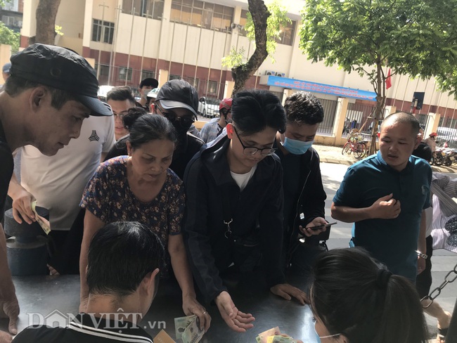 Hàng nghìn người chen nhau xếp hàng mua vé trận Hà Nội - HAGL dưới trời nắng nóng. - Ảnh 5.