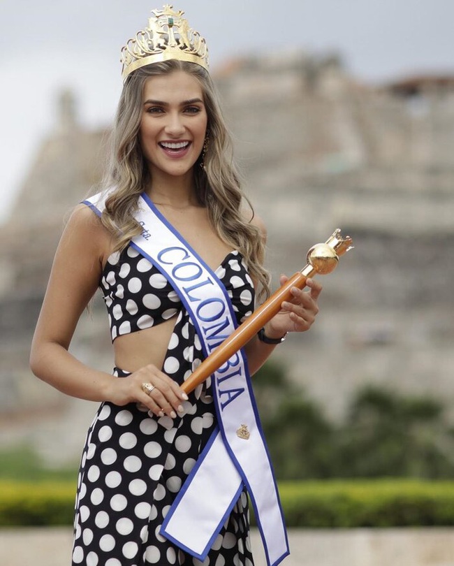Mỹ nhân Colombia mất quyền thi Miss Universe, chuyển sang thi Miss International thì bị tạm hoãn - Ảnh 1.
