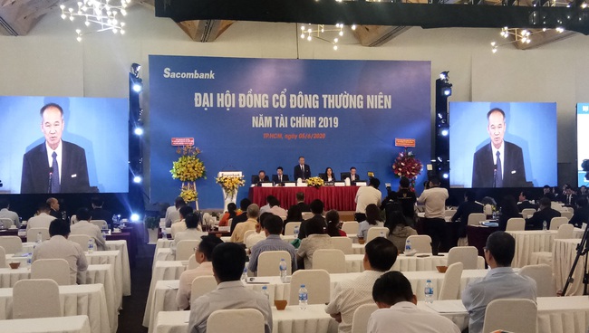 Ông Dương Công Minh, Chủ tịch Sacombank: Chúng tôi đang bị… “trên đe dưới búa” - Ảnh 1.