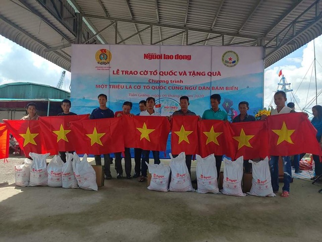 Trao 2.000 lá cờ Tổ quốc cho ngư dân Tiền Giang - Ảnh 1.