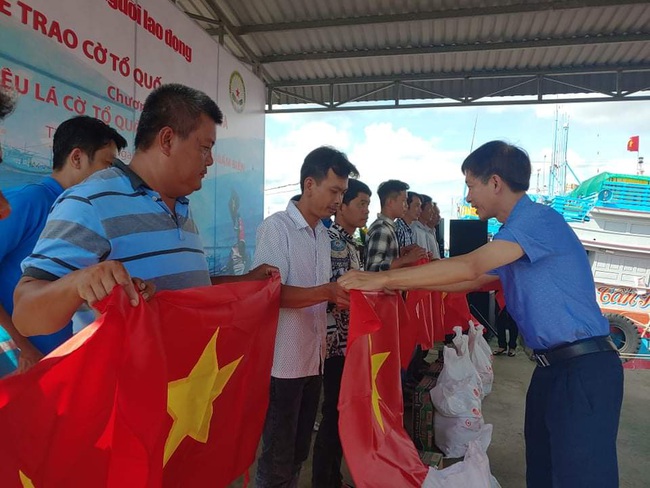Trao 2.000 lá cờ Tổ quốc cho ngư dân Tiền Giang - Ảnh 2.
