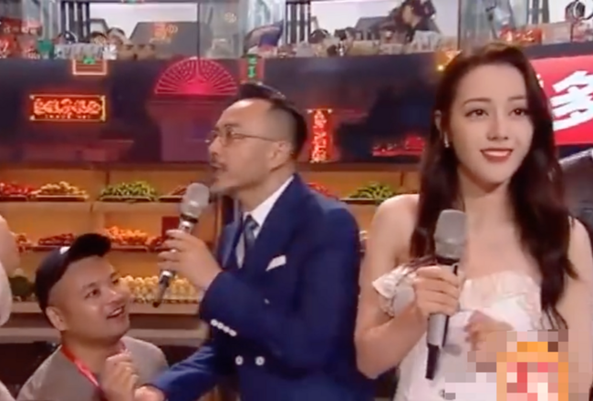 Địch Lệ Nhiệt Ba bị fan cuồng xông lên sân khấu cầu hôn trên sóng truyền hình trực tiếp - Ảnh 3.