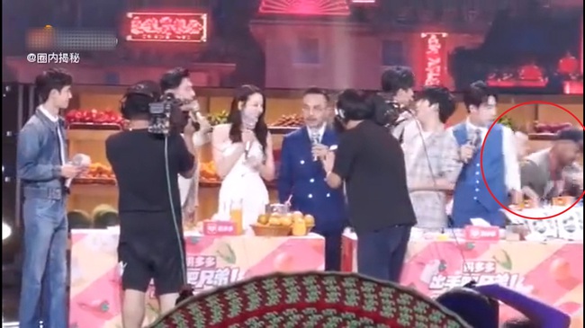 Địch Lệ Nhiệt Ba bị fan cuồng xông lên sân khấu cầu hôn trên sóng truyền hình trực tiếp - Ảnh 2.