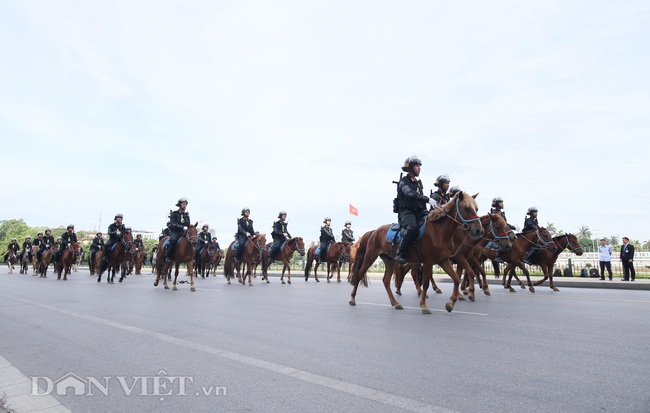 Hình ảnh đoàn kỵ binh diễu hành qua tòa nhà Quốc hội - Ảnh 5.