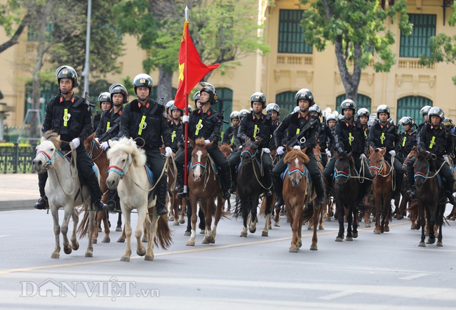Hình ảnh đoàn kỵ binh diễu hành qua tòa nhà Quốc hội - Ảnh 1.