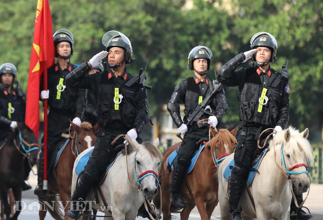Hình ảnh đoàn kỵ binh diễu hành qua tòa nhà Quốc hội - Ảnh 6.