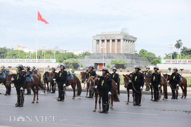 Hình ảnh đoàn kỵ binh CSCĐ diễu hành qua tòa nhà Quốc hội - Ảnh 4.