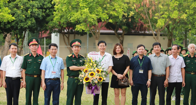 Sinh viên Học viện Nông nghiệp Việt Nam trải nghiệm kỳ học quân đội kỷ luật nhưng không khắc nghiệt - Ảnh 1.