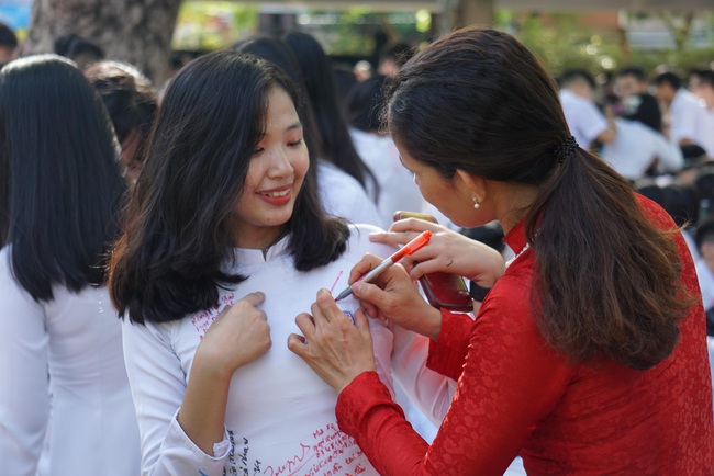 Học sinh Đà Nẵng ôm nhau khóc ngày chia tay tuổi học trò - Ảnh 5.