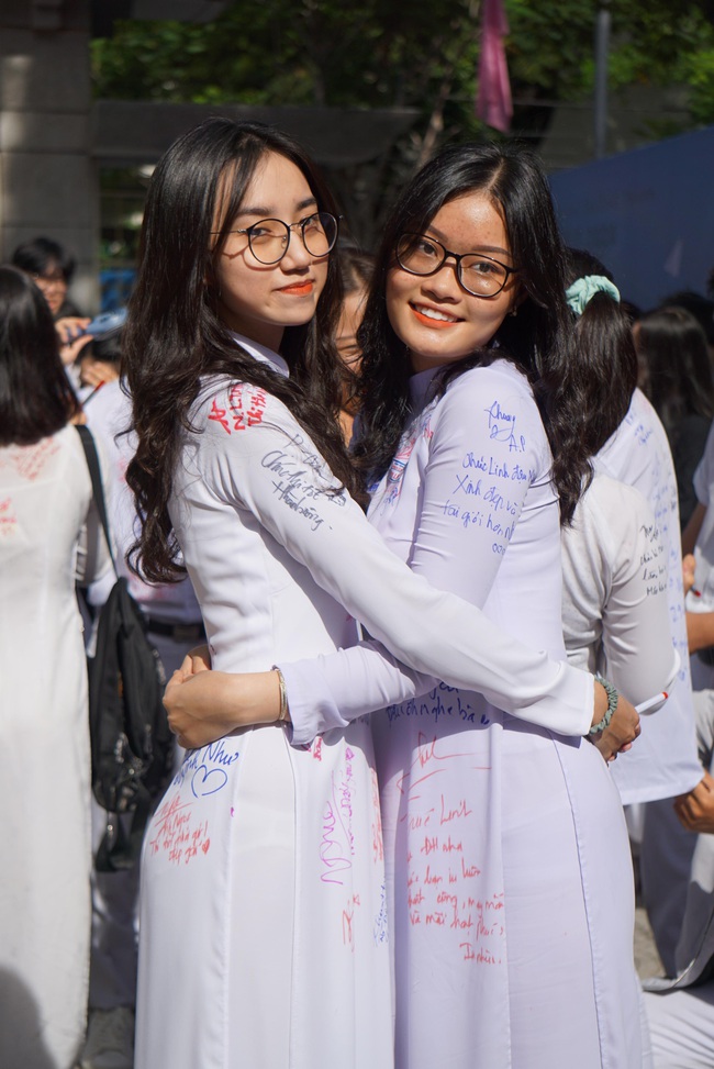 Học sinh Đà Nẵng ôm nhau khóc ngày chia tay tuổi học trò - Ảnh 9.