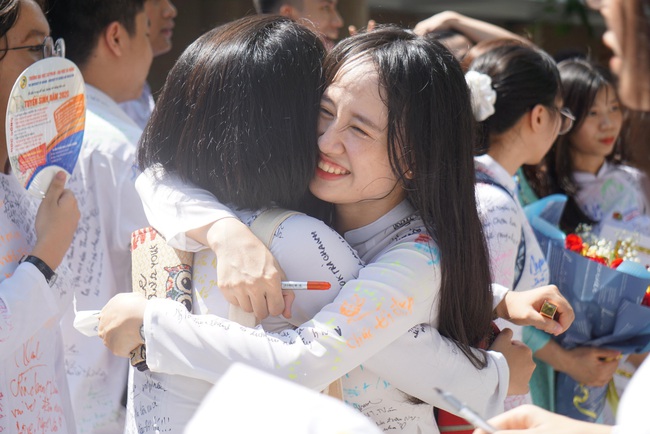 Học sinh Đà Nẵng ôm nhau khóc ngày chia tay tuổi học trò - Ảnh 3.