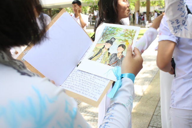 Học sinh Đà Nẵng ôm nhau khóc ngày chia tay tuổi học trò - Ảnh 7.