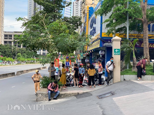 Công an đang khám xét nhà Phó Chủ tịch UBND TP.HCM Trần Vĩnh Tuyến - Ảnh 4.