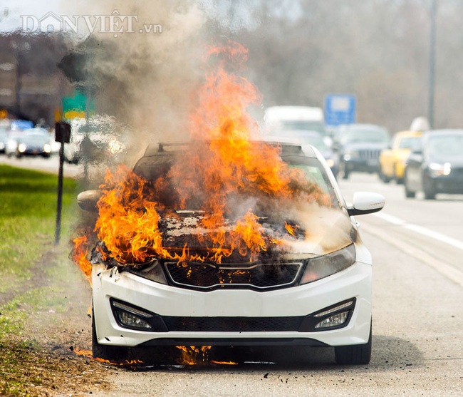 Ô tô con đang chạy liên tiếp bốc cháy: Hãy nghĩ kỹ trước khi độ xe! - Ảnh 1.