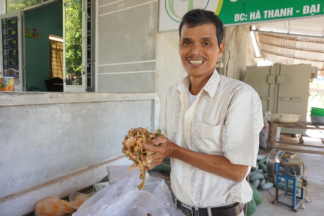 Lão nông xứ Quảng thu lãi hàng trăm triệu đồng nhờ chế biến sản phẩm mới từ bí đao - Ảnh 2.