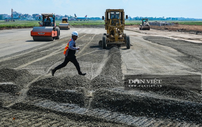 Công nhân đội nắng 60 độ C trên &quot;đại công trường&quot; cải tạo đường băng sân bay Nội Bài - Ảnh 4.
