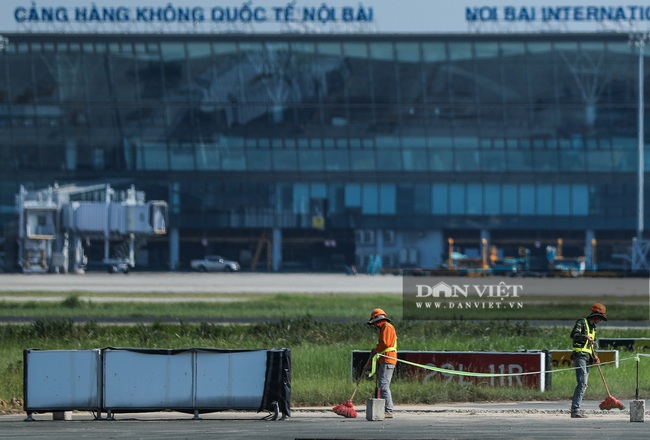 Công nhân đội nắng 60 độ C trên &quot;đại công trường&quot; cải tạo đường băng sân bay Nội Bài - Ảnh 5.