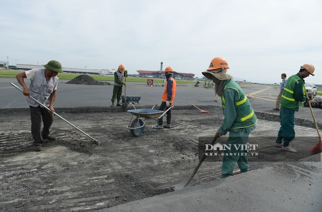 Công nhân đội nắng 60 độ C trên &quot;đại công trường&quot; cải tạo đường băng sân bay Nội Bài - Ảnh 8.