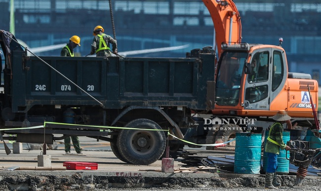 Công nhân đội nắng 60 độ C trên &quot;đại công trường&quot; cải tạo đường băng sân bay Nội Bài - Ảnh 9.