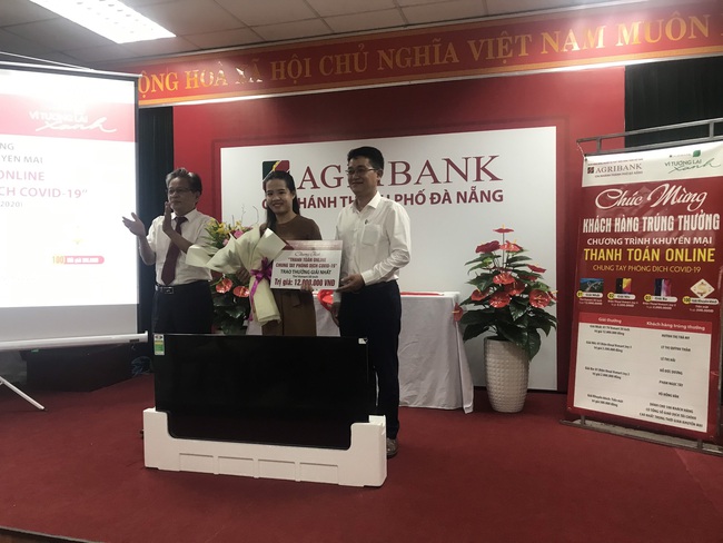 Agribank Đà Nẵng trao thưởng chương trình khuyến mại “Thanh toán online – Chung tay phòng dịch Covid-19” - Ảnh 2.