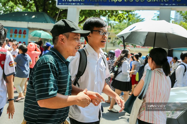 Thí sinh Hà Nội cười tươi rạng rỡ sau bài thi Ngữ Văn vào lớp 10 - Ảnh 7.