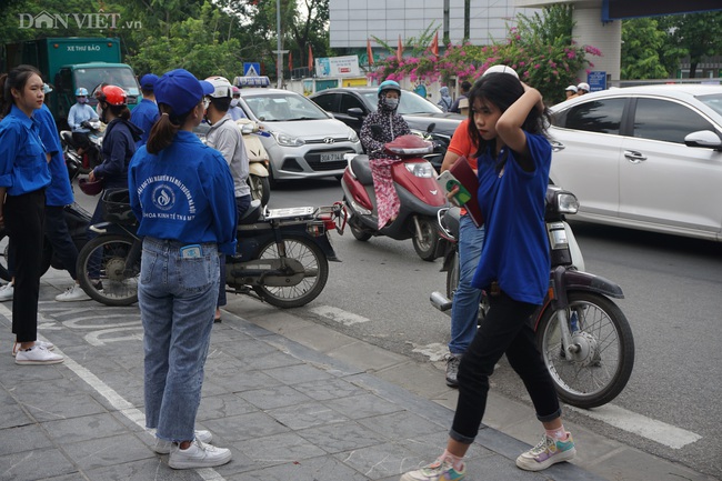 Gần 90.000 thí sinh tại Hà Nội bắt đầu thi vào lớp 10, lo đề Ngữ văn sẽ rơi vào Covid-19 - Ảnh 2.