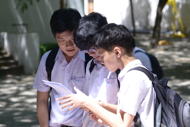 Thi lớp 10 tại Đà Nẵng: Nhiều thí sinh bật khóc trong ngày thi cuối cùng - Ảnh 1.