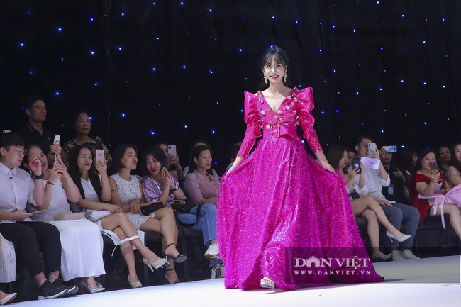 Lynk Lee diện đầm màu tím hồng, đi catwalk trên sàn diễn thời trang - Ảnh 3.