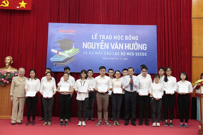 Trao học bổng Nguyễn Văn Hưởng cho sinh viên ngành y - Ảnh 2.