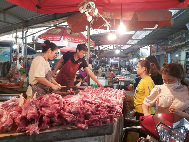 Giá heo hơi hôm nay 3/7: Thủ tướng yêu cầu quản lý tốt khâu trung gian để giảm giá thịt lợn - Ảnh 1.