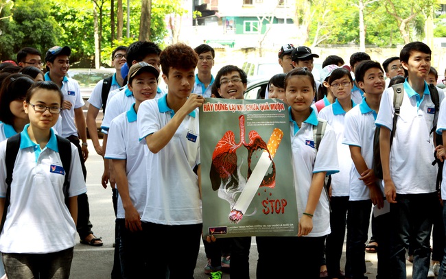 Thuốc lá điện tử đang “tấn công” giới trẻ - Ảnh 2.