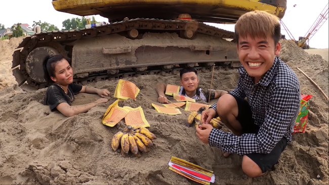 Con trai bà Tân Vlog gây phẫn nộ vì hành động thắp nhang, cúng bái hai em ruột như người đã khuất - Ảnh 3.