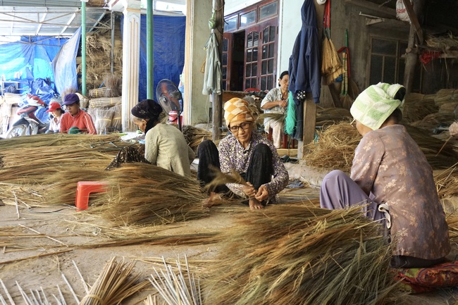 Đưa chổi đót Trường An “lên đời” sản phẩm OCOP - Ảnh 1.